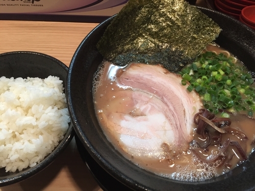 「らーめん+サービスライス＋替え玉（650+0+0円）」@九州とんこつらーめん ひらさわの写真