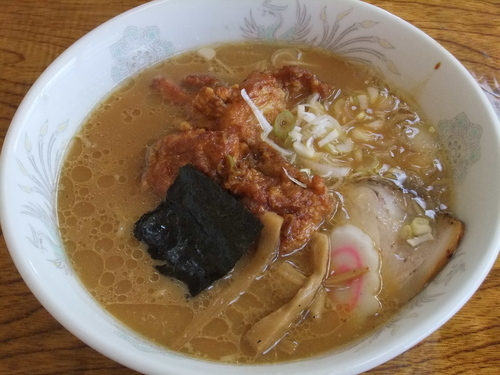 「唐揚げラーメン（750円）」@八起飯店の写真