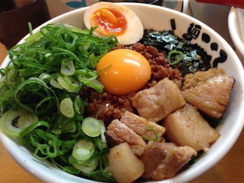 「九条ネギ増し台湾混ぜそば + オマケ」@麺屋こころ 溝の口店の写真