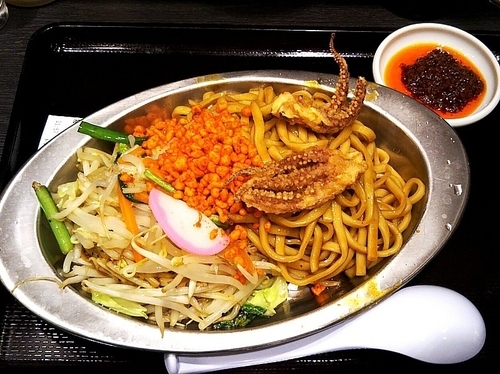「焼きそば￥６８０＋ピリ辛の素￥１２０」@東京タンメン トナリ 東京ラーメンストリート店の写真