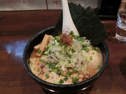 「全部のせ醤油らーめん大盛+ネギ」@麺屋 吉佐の写真