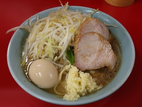 「ラーメン（700円）＋味玉子（100円）ニンニク」@ラーメン二郎 新宿歌舞伎町店の写真