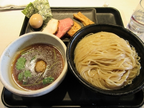 「あっさり淡麗特製煮干しつけ麺（１０００円）＋中盛＋唐揚げ」@煮干し中華そば 一燈の写真