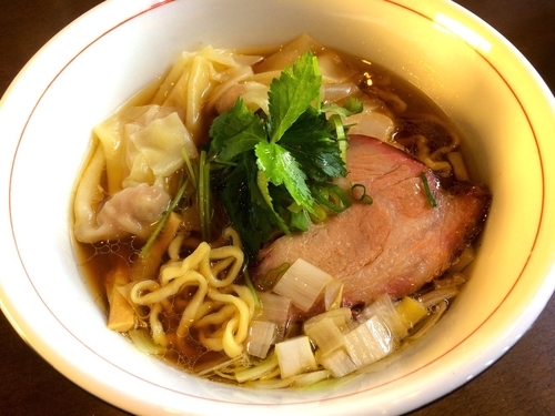 「地鶏中華そば醤油（800円）＋手作り肉ワンタン（200円）」@麺や 虎徹の写真