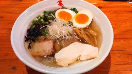 「コーチン鶏そば-しお750円+味玉100円」@麺や 亀陣の写真