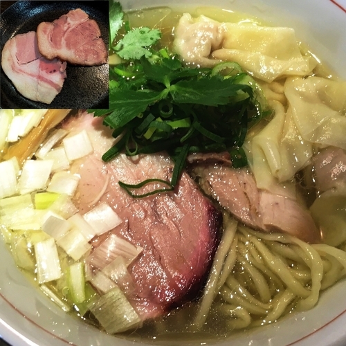 「地鶏中華そば（塩；平打ち）＋肉ワンタン＋窯焼きチャーシュー」@麺や 虎徹の写真