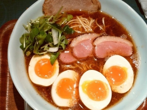 「にほんいち醤油そば（大盛）＋出汁玉子」@麺巧 潮の写真