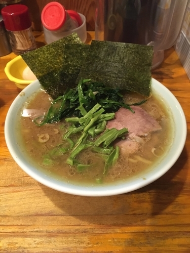 「ラーメン(味濃め)+きくらげ」@洞くつ家の写真