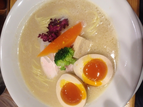 「鶏白湯ラーメン＋味玉」@銀座 篝の写真