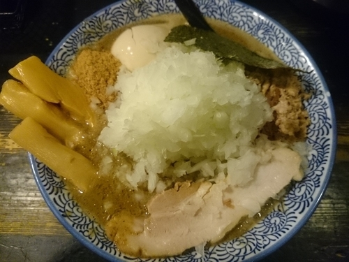 「濃厚狼煙らーめん煮干Ver.（極太平打ち麺）＋刻み玉葱ダブル」@狼煙 〜NOROSHI〜の写真