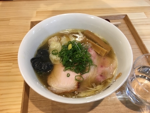 「わんたん入りにぼしらぁ麺」@飯田商店 湯河原本店の写真