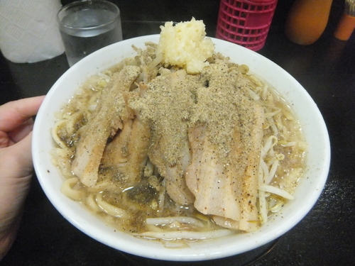 「中700円(徳島、ヤサイちょいマシ、ニンニクアブラ魚粉マシ)」@自家製太麺 ドカ盛 マッチョ 三ノ宮店の写真