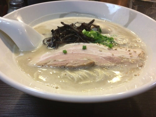 「とんこつラーメンと味玉」@らーめん とん駒の写真