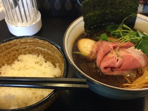 「四つ葉ブラック、ライス   ￥850＋￥150」@中華そば 四つ葉の写真