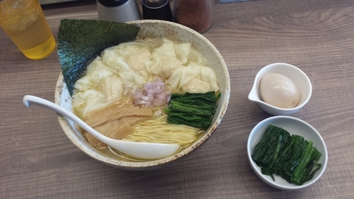 「牡蠣塩ワンタンメン900円麺中盛味玉クーポンほうれん草増し」@東大和ラーメン大冬樹Season2の写真