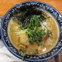 牡蠣・らぁ麺＋無料ごはん　900円
