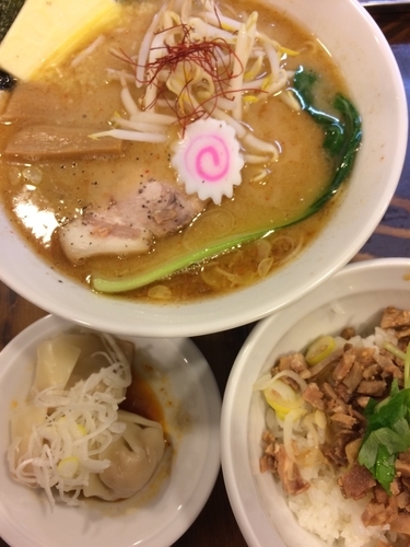 「味噌バター煮干しらーめんCセット(チャーシュー丼+水餃子)」@煮干しらーめん 玉五郎 東京新宿店の写真