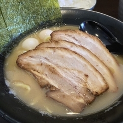 特製豚骨しょうゆラーメン ¥980<br />
ランチ ライス・高菜無料