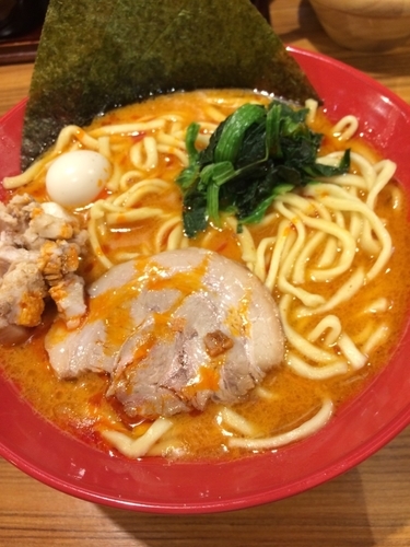 「赤辛家系ラーメン」@横浜家系ラーメン 壱角家 新宿3丁目店の写真