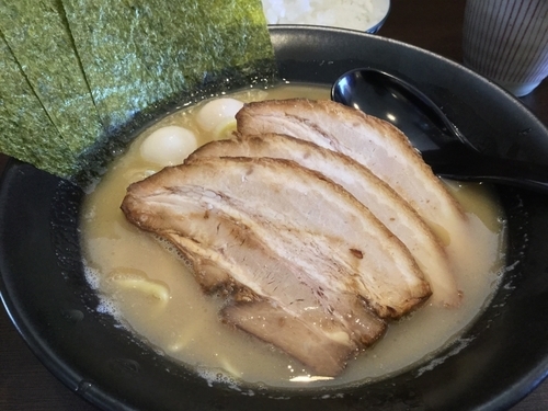 「特製豚骨しょうゆラーメン ¥980<br />
ランチ ライス・高菜無料」@つるやの写真