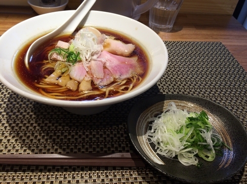 「旨味鶏だし 醤油 ¥800 & ねぎ2種盛り ¥100」@生粋 花のれんの写真