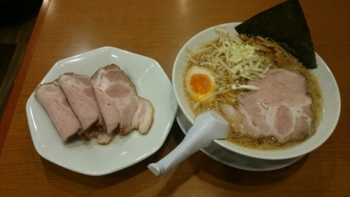 「背油醤油らーめん　チャーシュウ」@稲荷屋の写真