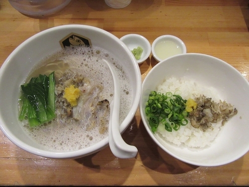「一周年限定　とらふぐラーメン＋とらふぐ雑炊丼（１５００円）」@真鯛らーめん 麺魚の写真