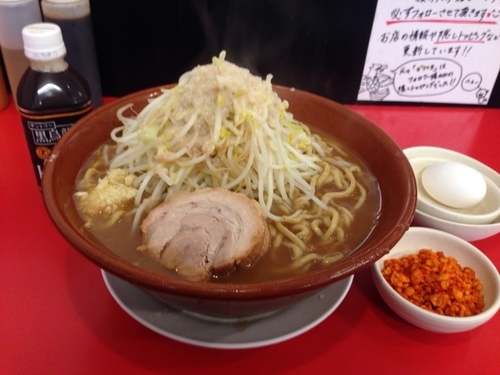 「大ラーメン硬め700gニンニクアブラ辛揚げマシマシ（別皿）＋生卵」@鷹の目 獨協大学前本店の写真