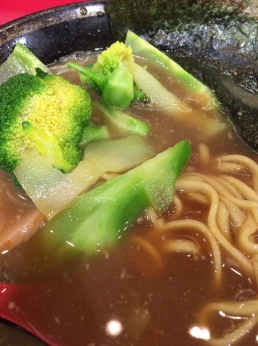 「ラーメン 脂麺少なめ国産ブロッコリ ６９０円」@家系総本山 ラーメン吉村家の写真