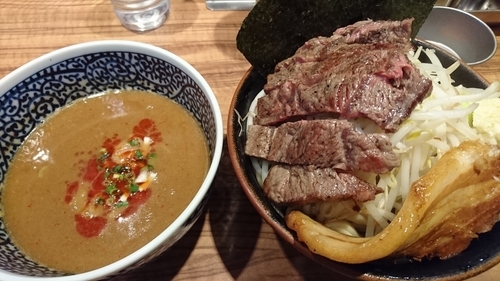 「辛つけ麺＋牛ステーキ＋海苔」@ラーメン燈郎の写真