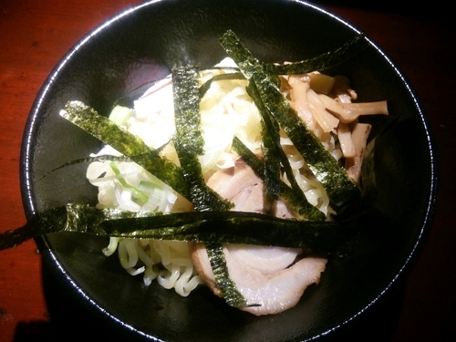 「油そば＋大盛＋魚粉」@油そば 静の写真