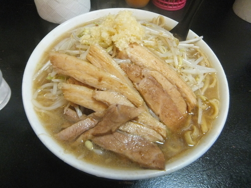 「中700円(豚骨醤油、野菜マシ、ニンニクアブラカラメマシマシ」@自家製太麺 ドカ盛 マッチョ 三ノ宮店の写真