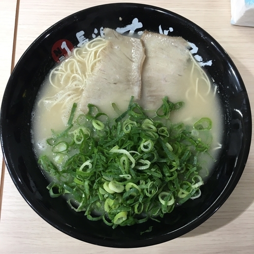「長浜らーめん (650円) ねぎ山盛り (100円)」@長浜ナンバーワン 松山店の写真