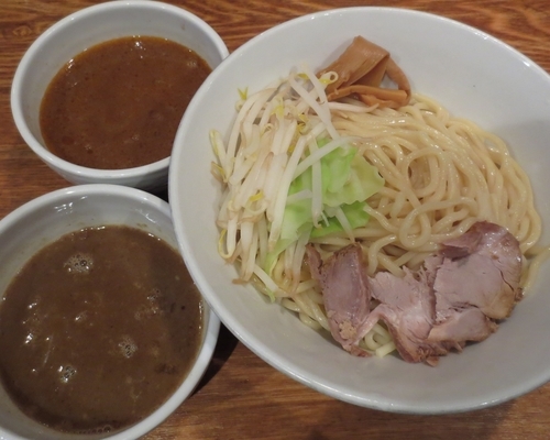 「二色つけめん（中）880円」@神保町 可以の写真
