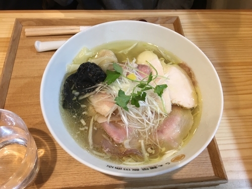 「わんたん入り塩チャーシュー麺」@飯田商店 湯河原本店の写真