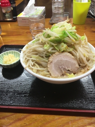 「醤油野菜ダブル脂ダブル、ニンニク別皿中盛」@麺処 くろ川の写真