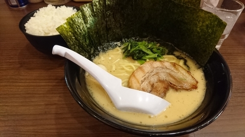 「ラーメン(麺硬･味濃･油少)+ライス(サービス)+海苔」@横浜家系らーめん 魂心家 藤沢店の写真