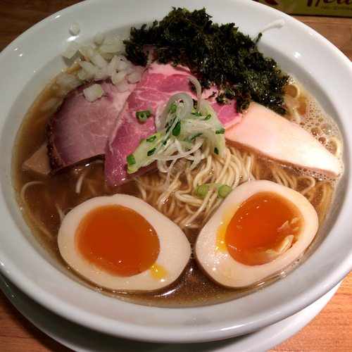 「背黒と白口の濃煮干し  780円 味玉  100円」@らーめん専門 うしおととりの写真