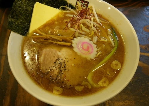 「【冬季限定】味噌バター煮干しらーめん　880円」@煮干しらーめん 玉五郎 東京新宿店の写真