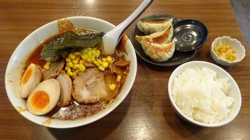 「まかないらーめん（1,050円）＋半しそぎょうざ・半ライス」@らーめん治 らいおん 百草店の写真