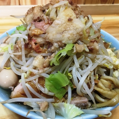 「小ラーメン（ニンニク少なめ，ヤサイ，アブラ，カラメ）＋うずら」@ラーメン寿々㐂の写真