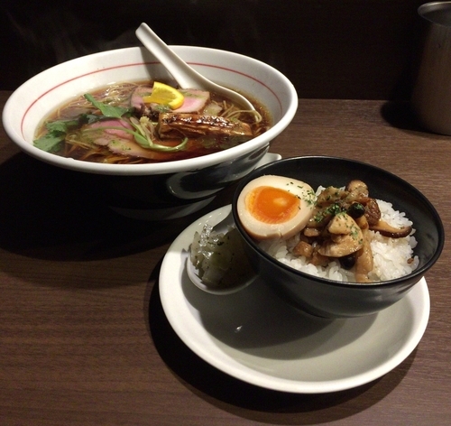 「ゲリラ限定  鴨と本枯れ節の醤油ラーメン(鴨きのこ飯付)」@八咫烏の写真