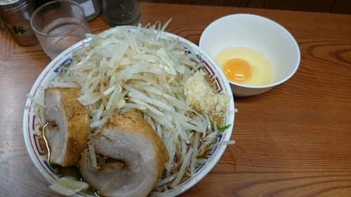 「ラーメン(ブタ2枚入り)、生玉子」@ラーメン二郎 亀戸店の写真