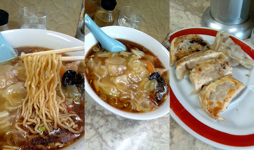 「『特製ラーメン+餃子(￥450+300)』」@三益の写真