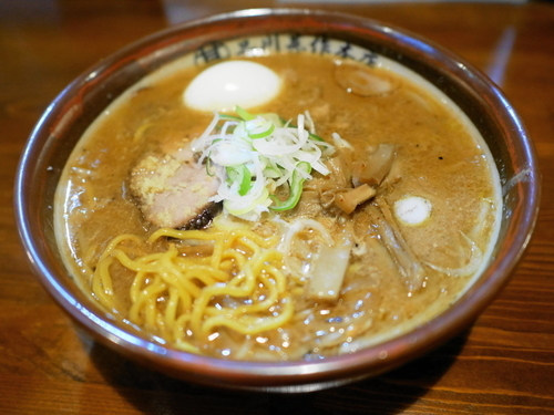 「すみれ風味噌ラーメン＋サービス煮玉子」@札幌らーめん 品川甚作本店の写真