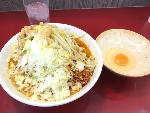 「味噌ラーメン 全部 +タマネギ +生玉」@ジラフの写真