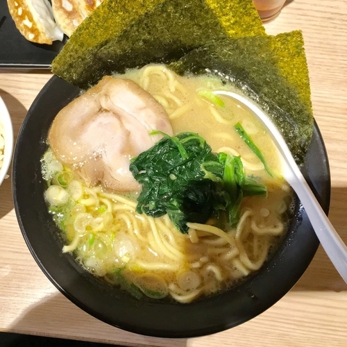 「醤油ラーメン690円＋餃子200円＋ライス無料」@横浜家系ラーメン 太田家 関内店の写真