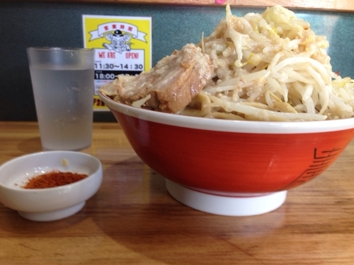 「大ラーメン麺増し600gニンニクアブラチョイ辛（別皿）」@デカ盛り戦隊 豚レンジャーの写真