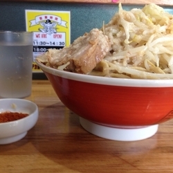 大ラーメン麺増し600gニンニクアブラチョイ辛（別皿）