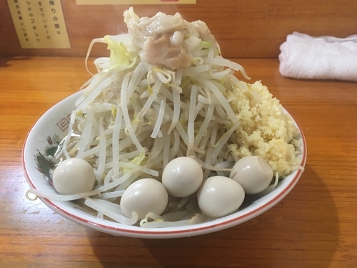 「ラーメン（200g 豚2枚）＋豚2枚＋うずら」@らーめん じろきんの写真